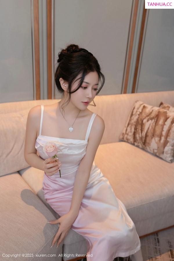 鱼子酱fish  [XiuRen]高清写真图 2025.02.19 No.9907 鱼子酱Fish 丝袜美腿第17张图片